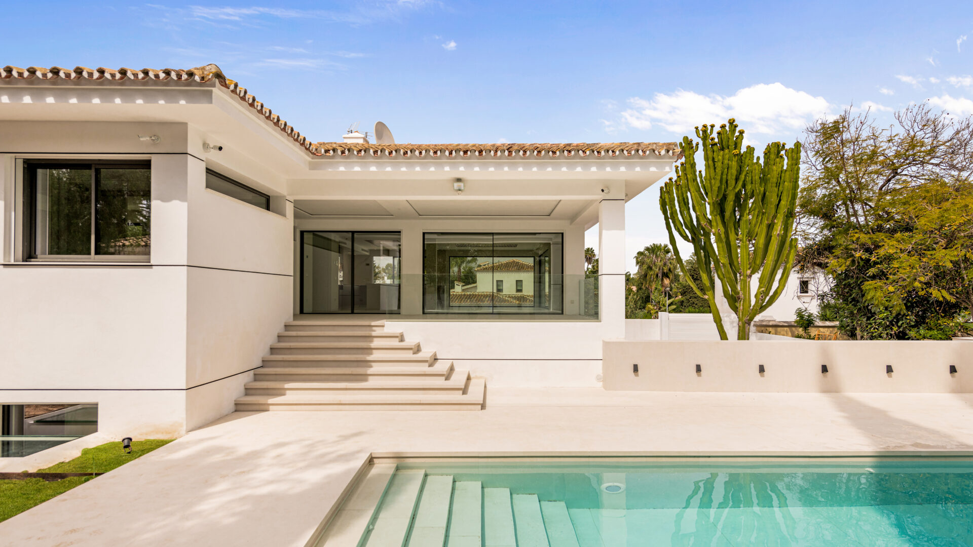 Villa contemporánea en Guadalmina – Diseño, lujo y tecnología a 4 minutos del centro comercial de Guadalmina
